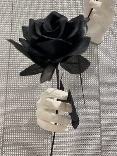 Indira-Cesarine-The-Labyrinth-Les-Mains-Blanches-Hand-Sculptures-in-Resin-with-black-Flowers-2.jpeg